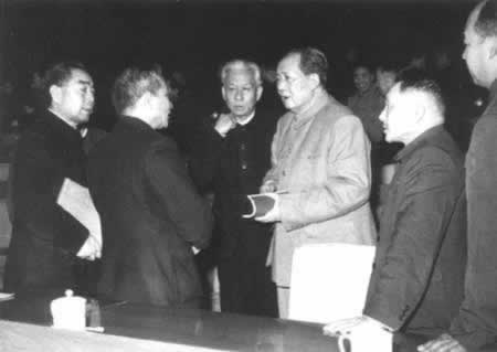 中共召开“七千人大会”，纠正“大跃进”的错误